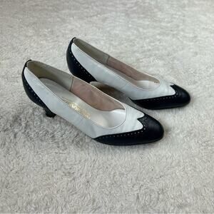 Vintage Naturalizer leather white and navy saddle shoe pumps, size 6 AA narrow
